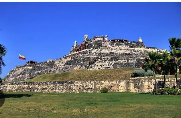 A Unos Pasos Del Castillo San Felipe Cartagena 0*,  コロンビア